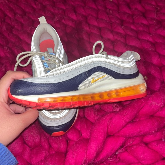 Women Nike Tenn shoes - Picture 5 of 11